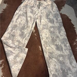 Light Camo Patterned Wide-Leg Pants from Ross
